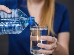 Ile trzeba pić wody? Wcale nie dwa litry. Naukowcy obalili teorię, którą karmią nas od lat