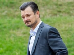 Był katolikiem, dziś chodzi do innego kościoła. Tak mówi o księżach