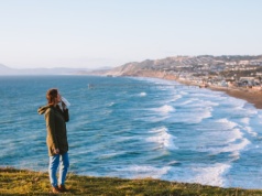 Ludzie pływają w zanieczyszczonej wodzie. To efekt prywatyzacji
