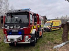 Siłowe wejście do domu i walka o życie człowieka w Błażkowej