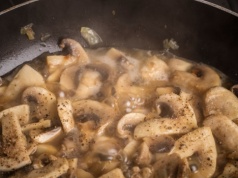 Smażysz tak pieczarki? Dlatego wychodzą ciemne i pozbawione smaku