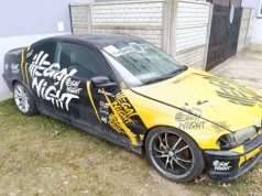 Skarbówka licytuje BMW z naklejkami „Illegal nights”. Właścicielem „Seba”