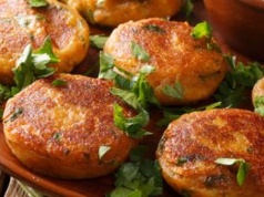 Biorę ziemniaki i ogórki kiszone. Po kwadransie mam górę pysznych, sycących placków