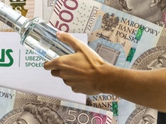 Nowe dane ZUS-u nie pozostawiają złudzeń. Pracownicy biorą coraz więcej L4 z powodu nadużywania alkoholu