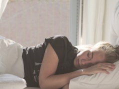 Pozycje do spania, które postarzają. Widać na policzkach i wokół oczu