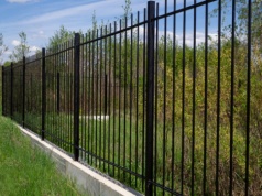 Podatek od płotów staje się faktem. Firmy zapłacą więcej po wyrokach sądów