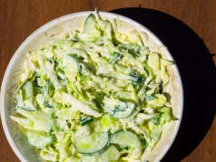 Co niedzielę robię do schabowego tę sałatkę. Mizeria się do niej nie umywa