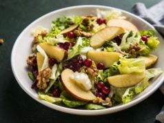 Sałatka Waldorf w nowej wersji. Genialne połączenie owoców, chrzanu i wanilii