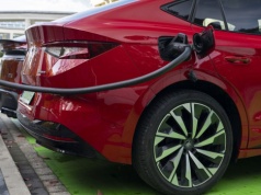 Elektromobilność zwalnia. Producenci baterii mają poważny problem