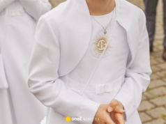 Twoje dziecko ma komunię? Sprawdź, ile naprawdę kosztuje alba