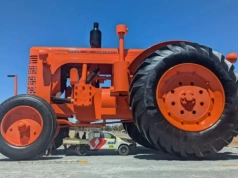 42 tony stali i 800 litrów farby. Tak wygląda największy ciągnik świata