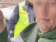 Bez prawka jechał autem, policjanci zatrzymali go na moście ze względu na zły stan techniczny pojazdu. Kierowca rozpoczął transmisję z interwencji w sieci