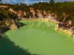 To jezioro zachwyca kolorem, szokuje zapachem i niepokoi nazwą. Wcale nie wylano tu chemikaliów