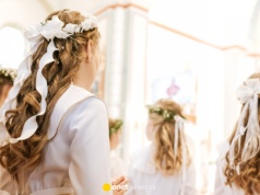 Koszmar rodziców i gości. Tyle wypada dać na komunię w 2026 r.