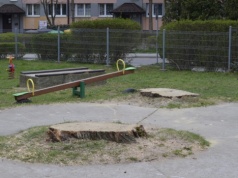 Wycinka wierzb na placu zabaw w Tarnowie. Rodzice oburzeni, miasto mówi o zagrożeniu.