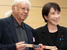 Premier Japonii fanką legendarnego zespołu Deep Purple. "Jesteś moim bogiem"