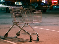 Po zamknięciu sklepów zaczyna się biznes. Parkingi zarabiają nocą