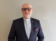 Był wikariuszem w Bielsku, jest księdzem w Cisownicy, a od teraz także radcą Konsystorza