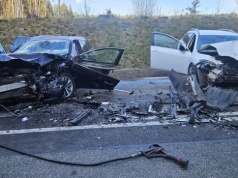 Czołowe zderzenie na DK16. Trzy osoby ranne, droga zablokowana