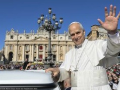 Ludzie Trumpa grozili papieżowi? Człowiek z Watykanu zabiera głos