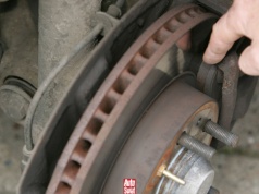 Korozja, piski i wibracje: czy zaraz stracę hamulce? Oto, co musisz wiedzieć