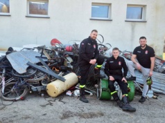 Hałda złomu przed remizą OSP Tuchomie. Trwa zbiórka dla młodych druhów