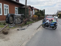 Groźny wypadek w Rozprzy. Nissan wylądował na boku tuż przy ścianie domu