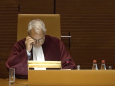 Niezdecydowani frankowicze zyskali czas. TSUE pomaga, ale zwłoka może kosztować