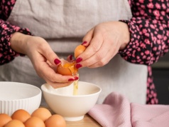 Zostały ci białka jajek? Wykorzystaj je i zrób pyszną przekąskę