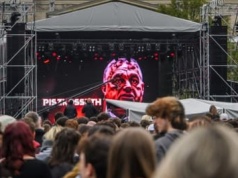 Nieliberalna demokracja poległa na chciwości i pazerności