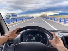 Pozycja rąk "10 i 2" odchodzi do lamusa. Tak według ekspertów powinno się trzymać kierownicę