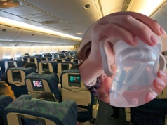 Ten błąd w samolocie robi wiele osób. Efekt? Niespodziewana "fontanna"