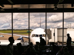 Mężczyzna wdarł się na lotnisko i siekierą zaatakował wojskowy samolot USA