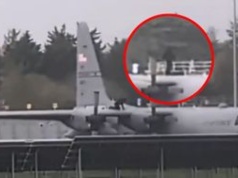 Zaatakował siekierą samolot USA na lotnisku w Irlandii. Krążą nagrania