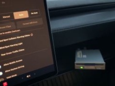 Podłączył stację dyskietek do Tesli. To naprawdę działa