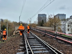 Trwa modernizacja linii kolejowej nr 8 przy al. 29 Listopada. Będzie więcej pociągów i mniej opóźnień (Galeria)