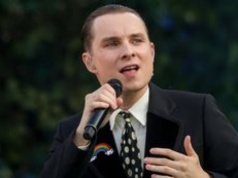 Ralph Kamiński zasnął w pociągu, a po przebudzeniu czekała na niego NIESPODZIANKA. Inny pasażer zostawił mu tajemniczy liścik! (FOTO)