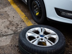 Myślisz, że umiesz zmienić oponę? W stresie wielu kierowców się gubi, brak wiedzy bywa kosztowny