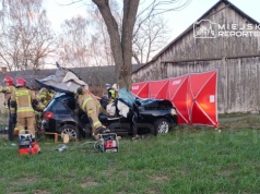 Kierujący BMW wbił się w drzewo. Zginął 24-latek