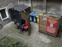 Freeganizm w Krakowie to nie tylko grzebanie w śmietnikach: wyrzucane są kartony jedzenia