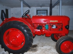 T-25, ale nie Władimirec. Ten czerwony ciągnik był z Volvo