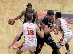 Szczęście uciekło w końcówce. Czarni Słupsk minimalnie przegrywają ze Śląskiem