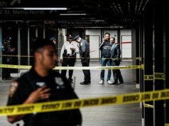 Mężczyzna z maczetą rzucił się na pasażerów metra. Trzy osoby ranne