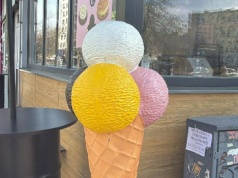 Ktoś ukradł lody spod warszawskiej lodziarni. Właściciele proszą o pomoc w ich odnalezieniu. "Nie powinny same spacerować"