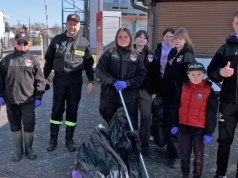 „Znaleźliśmy mopa”. Młodzi druhowie z OSP sprzątali jezioro Charzykowskie