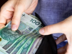 Zrób to, zanim będzie za późno. Bank bije na alarm w sprawie gotówki