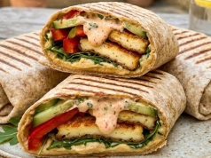 Śródziemnomorska mozaika smaków. Chrupiące wrapy z halloumi