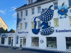 Małe kubki, wielkie pieniądze. Ceramika w niebieskie kropki podbija świat