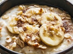 Ta owsianka jest napakowana białkiem. Przygotujesz ją w mig, a najesz się na kilka godzin