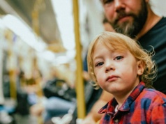 Rodzice mają dość oceniania w przestrzeni publicznej. Każda podróż z dzieckiem to dziś stres